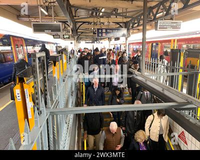 Vauxhall, London, Großbritannien. März 2024. Passagiere am Bahnhof Vauxhall in London. Die Eisenbahngewerkschaft Aslef hat angekündigt, dass Zugführer von sechzehn Eisenbahnunternehmen am 5., 6. Und 8. April in Streik treten werden. Außerdem wird es ein sechstägiges Überstundenverbot geben, da der lange andauernde Streit um mehr Lohn anhält. Kredit: Maureen McLean/Alamy Stockfoto