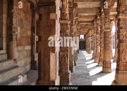 Alte Kolonnade im Qutub Minar Komplex, Delhi, Indien Stockfoto