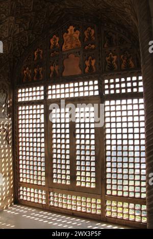 Detail der Moti Masjid- oder Perlenmoschee im Red Fort Complex in Agra, Indien Stockfoto