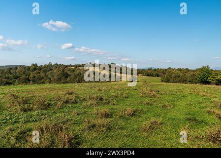 Eolling-Landschaft mit kleineren Hügeln, die von einer Mischung aus Wiesen und Wäldern bedeckt sind - Herbst Silicka planina in Slovensky kras in der Slowakei Stockfoto