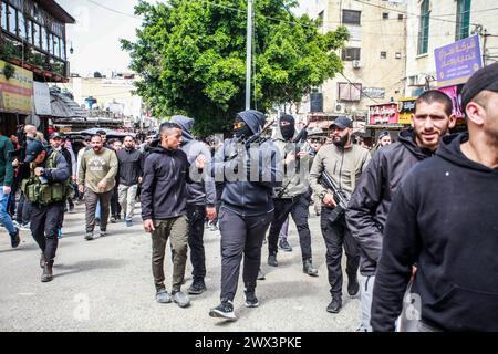 Jenin, Palästina. März 2024. Bewaffnete Männer nehmen an der Beerdigung von drei palästinensischen Jugendlichen Teil, die bei einem Angriff auf das Damj-Viertel im Lager Jenin im besetzten Westjordanland durch Geschosse der israelischen Streitkräfte getötet wurden. (Foto: Nasser Ishtayeh/SOPA Images/SIPA USA) Credit: SIPA USA/Alamy Live News Stockfoto