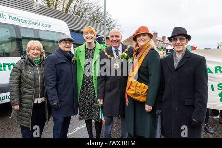 Der Bürgermeister von Warrington Cllr Steve Wright posiert mit Würdenträgern am St. Patrick's Day 2024 Stockfoto