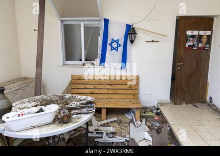 Ein Geiselhaus, das während eines Besuchs im Kibbuz Nir Oz am ersten Tag einer diplomatischen Mission in Israel und in die palästinensischen Gebiete am Mittwoch, den 27. März 2024, dargestellt wurde. Sie wird für einen sofortigen Waffenstillstand im fortwährenden israelischen Krieg im Gazastreifen, die Freilassung der Geiseln nach dem Angriff der Hamas im Oktober und für eine Zweistaatenlösung plädieren. Nach Angaben des Ministers besteht noch Hoffnung auf einen Waffenstillstand vor Ende des Ramadan im April. Sie wird ferner darauf hinweisen, dass Belgien für die Organisation einer vorbereitenden Friedenskonferenz zur Verfügung steht. BELGA FOTO NICOLAS MAETERLINCK Stockfoto