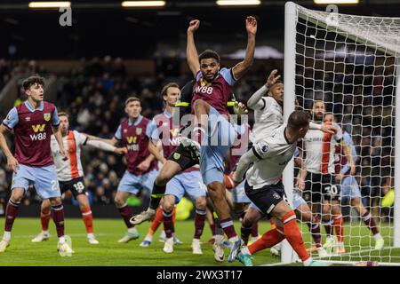 TORMOUTH ACTION MIT LYLE FOSTER BURNLEY FC V LUTON TOWN IM TURF MOOR STADIUM BURNLEY FÜR DIE PREMIER LEAGUE 12. JAN 2024 Stockfoto