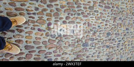 Kopfsteinpflaster aus kleinen Kieselsteinen. Monumentale komplexe Straßenoberflächen, Caceres, Spanien Stockfoto