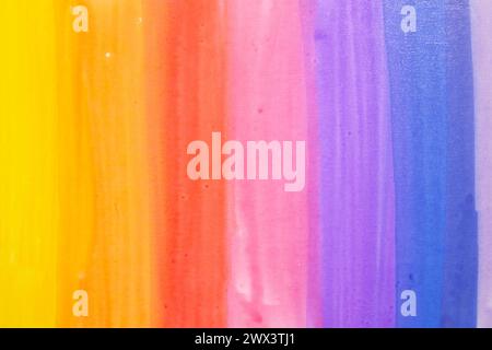 Eine abstrakte Wasserfarbe mit Regenbogenfilz auf Papiertextur Hintergrund Stockfoto