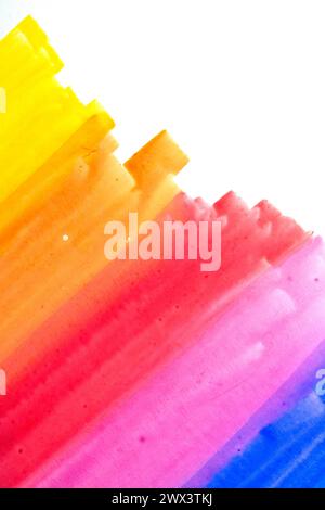 Eine abstrakte Wasserfarbe mit Regenbogenfilz auf Papiertextur Hintergrund Stockfoto