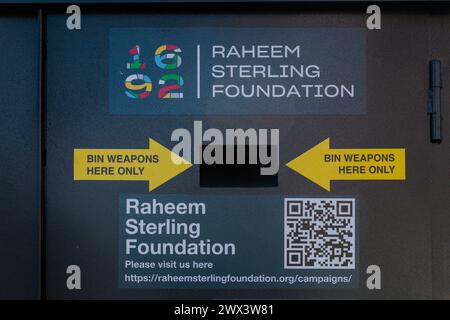 Amnesty bin für Messer, Wembley, Brent, UK. März 2024. Eine Initiative des englischen Fußballspielers Raheem Sterling hat in Brent sieben Amnestiefällen für Messer installiert. Das Projekt, das einen sicheren und anonymen Ort für die Entsorgung von Messern sowie Informationen über Bildung, Beschäftigung und soziale Mobilität bieten soll, ist eine Partnerschaft zwischen der Raheem Sterling Foundation und Word 4 Weapons, einer führenden Hilfsorganisation für Waffenlieferungen. Eine der Bins, in der Nähe des Wembley Stadions, liegt in der Nähe des Ortes, wo Raheem Sterling die Copland School besuchte, heute Ark Elvin Academy. Foto: Amanda Rose/Alamy Live News Stockfoto