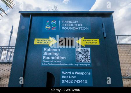 Amnesty bin für Messer, Wembley, Brent, UK. März 2024. Eine Initiative des englischen Fußballspielers Raheem Sterling hat in Brent sieben Amnestiefällen für Messer installiert. Das Projekt, das einen sicheren und anonymen Ort für die Entsorgung von Messern sowie Informationen über Bildung, Beschäftigung und soziale Mobilität bieten soll, ist eine Partnerschaft zwischen der Raheem Sterling Foundation und Word 4 Weapons, einer führenden Hilfsorganisation für Waffenlieferungen. Eine der Bins, in der Nähe des Wembley Stadions, liegt in der Nähe des Ortes, wo Raheem Sterling die Copland School besuchte, heute Ark Elvin Academy. Foto: Amanda Rose/Alamy Live News Stockfoto