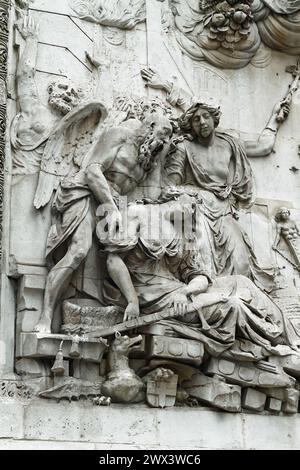 Abschnitt Des Bas Relief Carving Of The Frieze Auf Dem Sockel Des Monuments, Der Die Zerstörung Londons Während Des Großen Feuers Von London Zeigt Stockfoto