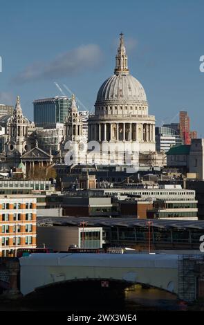 Blick auf die Saint Pauls Cathedral auf der anderen Seite der Themse, London UK Stockfoto