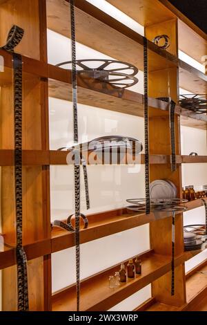 Echtes 35-mm-Filmprojektor-Band im alten Studio-Raum Stockfoto