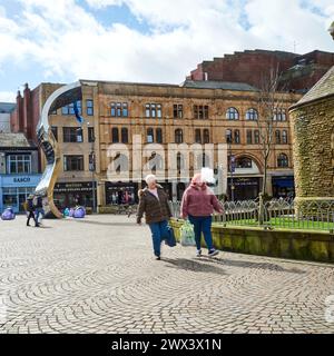 Zwei Frauen gehen durch den St. Johns Square im Stadtzentrum von Blackpool, von denen eine dampft Stockfoto