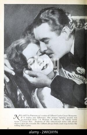 Foto von "A Woman of Affairs" mit John Gilbert, der Greta Garbo auf die Wange küsst. Filmfoto veröffentlicht im Photoplay Magazine, von der Fotografin Ruth Harriet Louise. Um 1928 Stockfoto