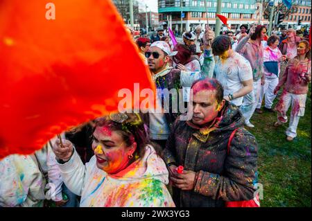 25. März in den Haag. Millionen von Menschen weltweit feiern das jährliche Holi Hangámá Festival, auch bekannt als das Festival der Farben, was bedeutet, die Ankunft des Frühlings zu feiern. In den Haag, wo die größte indische Bevölkerung Europas zu finden ist, fand eine große Feier im multikulturellen Viertel Transvaal statt, wo die Teilnehmer buntes Pulver auf sich und einander warfen. Die Leute feierten dieses Ereignis, indem sie in einer farbenfrohen Prozession durch die Nachbarschaft gingen und sangen und tanzten. Stockfoto