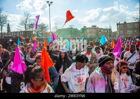 25. März in den Haag. Millionen von Menschen weltweit feiern das jährliche Holi Hangámá Festival, auch bekannt als das Festival der Farben, was bedeutet, die Ankunft des Frühlings zu feiern. In den Haag, wo die größte indische Bevölkerung Europas zu finden ist, fand eine große Feier im multikulturellen Viertel Transvaal statt, wo die Teilnehmer buntes Pulver auf sich und einander warfen. Die Leute feierten dieses Ereignis, indem sie in einer farbenfrohen Prozession durch die Nachbarschaft gingen und sangen und tanzten. Stockfoto