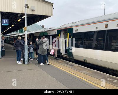 Clapham Junction, London, Großbritannien. März 2024. Ein Südzug am Bahnhof Clapham Junction in London. Die Eisenbahngewerkschaft Aslef hat angekündigt, dass Zugführer von sechzehn Eisenbahnunternehmen am 5., 6. Und 8. April in Streik treten werden. Außerdem wird es ein sechstägiges Überstundenverbot geben, da der lange andauernde Streit um mehr Lohn anhält. Kredit: Maureen McLean/Alamy Stockfoto