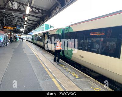 Clapham Junction, London, Großbritannien. März 2024. Ein Südzug am Bahnhof Clapham Junction in London. Die Eisenbahngewerkschaft Aslef hat angekündigt, dass Zugführer von sechzehn Eisenbahnunternehmen am 5., 6. Und 8. April in Streik treten werden. Außerdem wird es ein sechstägiges Überstundenverbot geben, da der lange andauernde Streit um mehr Lohn anhält. Kredit: Maureen McLean/Alamy Stockfoto