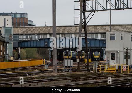 Clapham Junction, London, Großbritannien. März 2024. Clapham Junction Railway Station in London. Die Eisenbahngewerkschaft Aslef hat angekündigt, dass Zugführer von sechzehn Eisenbahnunternehmen am 5., 6. Und 8. April in Streik treten werden. Außerdem wird es ein sechstägiges Überstundenverbot geben, da der lange andauernde Streit um mehr Lohn anhält. Kredit: Maureen McLean/Alamy Stockfoto