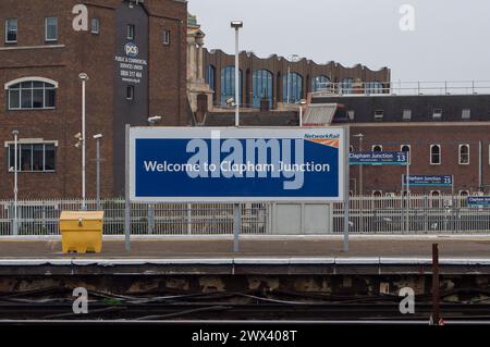 Clapham Junction, London, Großbritannien. März 2024. Clapham Junction Railway Station in London. Die Eisenbahngewerkschaft Aslef hat angekündigt, dass Zugführer von sechzehn Eisenbahnunternehmen am 5., 6. Und 8. April in Streik treten werden. Außerdem wird es ein sechstägiges Überstundenverbot geben, da der lange andauernde Streit um mehr Lohn anhält. Kredit: Maureen McLean/Alamy Stockfoto