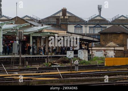 Clapham Junction, London, Großbritannien. März 2024. Clapham Junction Railway Station in London. Die Eisenbahngewerkschaft Aslef hat angekündigt, dass Zugführer von sechzehn Eisenbahnunternehmen am 5., 6. Und 8. April in Streik treten werden. Außerdem wird es ein sechstägiges Überstundenverbot geben, da der lange andauernde Streit um mehr Lohn anhält Stockfoto