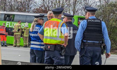 Heute Morgen kam es zu einem schweren Verkehrsunfall auf der Bundesautobahn 9. Ein Reisebus FlixBus, der mit über 50 Insassen besetzt auf dem Weg nach Zürich war, fuhr auf der Bundesautobahn 9 in Richtung München. Kurz vor dem Schkeuditzer Kreuz kam der Bus aus bislang unklarer Ursache nach rechts von der Fahrbahn ab und kippte in der angrenzenden Böschung zur Seite. Durch den Verkehrsunfall werden zahlreiche Insassen des Busses verletzt. Mehrere Personen erlagen ihren schwersten Verletzungen noch an der Unfallstelle. Etwa zwanzig Personen wurden verletzt und müssen zum Teil mit schweren Verl Stockfoto