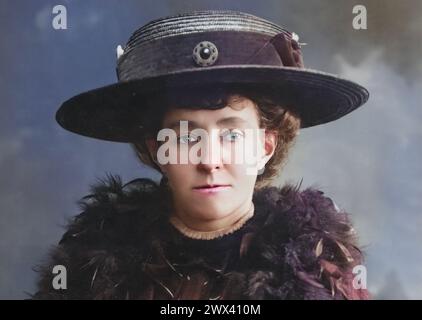 EMILY DAVIDSON (1872–1913) Englische Suffragette, die um 1911 ihre Holloway Gefängnisbrosche und Hungerstreik-Medaille trug. Stockfoto