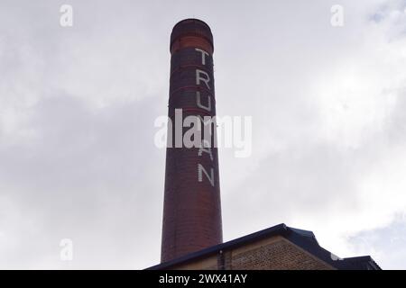 London, Großbritannien, 27. März 2024. Der Schornstein der Old Truman Brewery, Brick Lane. Quelle: Vuk Valcic/Alamy Stockfoto