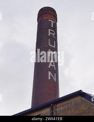 London, Großbritannien, 27. März 2024. Der Schornstein der Old Truman Brewery, Brick Lane. Quelle: Vuk Valcic/Alamy Stockfoto