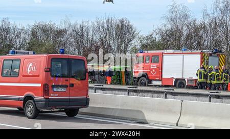 Heute Morgen kam es zu einem schweren Verkehrsunfall auf der Bundesautobahn 9. Ein Reisebus FlixBus, der mit über 50 Insassen besetzt auf dem Weg nach Zürich war, fuhr auf der Bundesautobahn 9 in Richtung München. Kurz vor dem Schkeuditzer Kreuz kam der Bus aus bislang unklarer Ursache nach rechts von der Fahrbahn ab und kippte in der angrenzenden Böschung zur Seite. Durch den Verkehrsunfall werden zahlreiche Insassen des Busses verletzt. Mehrere Personen erlagen ihren schwersten Verletzungen noch an der Unfallstelle. Etwa zwanzig Personen wurden verletzt und müssen zum Teil mit schweren Verl Stockfoto