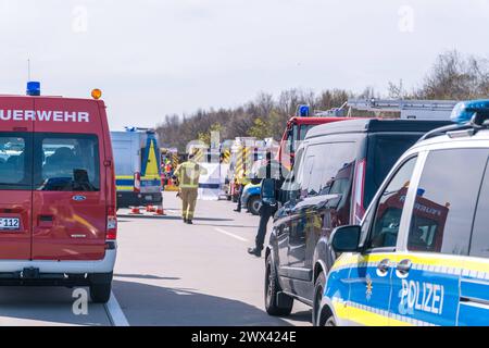 Heute Morgen kam es zu einem schweren Verkehrsunfall auf der Bundesautobahn 9. Ein Reisebus FlixBus, der mit über 50 Insassen besetzt auf dem Weg nach Zürich war, fuhr auf der Bundesautobahn 9 in Richtung München. Kurz vor dem Schkeuditzer Kreuz kam der Bus aus bislang unklarer Ursache nach rechts von der Fahrbahn ab und kippte in der angrenzenden Böschung zur Seite. Durch den Verkehrsunfall werden zahlreiche Insassen des Busses verletzt. Mehrere Personen erlagen ihren schwersten Verletzungen noch an der Unfallstelle. Etwa zwanzig Personen wurden verletzt und müssen zum Teil mit schweren Verl Stockfoto