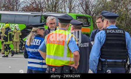 Heute Morgen kam es zu einem schweren Verkehrsunfall auf der Bundesautobahn 9. Ein Reisebus FlixBus, der mit über 50 Insassen besetzt auf dem Weg nach Zürich war, fuhr auf der Bundesautobahn 9 in Richtung München. Kurz vor dem Schkeuditzer Kreuz kam der Bus aus bislang unklarer Ursache nach rechts von der Fahrbahn ab und kippte in der angrenzenden Böschung zur Seite. Durch den Verkehrsunfall werden zahlreiche Insassen des Busses verletzt. Mehrere Personen erlagen ihren schwersten Verletzungen noch an der Unfallstelle. Etwa zwanzig Personen wurden verletzt und müssen zum Teil mit schweren Verl Stockfoto