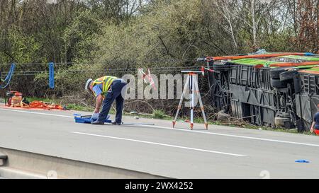 Heute Morgen kam es zu einem schweren Verkehrsunfall auf der Bundesautobahn 9. Ein Reisebus FlixBus, der mit über 50 Insassen besetzt auf dem Weg nach Zürich war, fuhr auf der Bundesautobahn 9 in Richtung München. Kurz vor dem Schkeuditzer Kreuz kam der Bus aus bislang unklarer Ursache nach rechts von der Fahrbahn ab und kippte in der angrenzenden Böschung zur Seite. Durch den Verkehrsunfall werden zahlreiche Insassen des Busses verletzt. Mehrere Personen erlagen ihren schwersten Verletzungen noch an der Unfallstelle. Etwa zwanzig Personen wurden verletzt und müssen zum Teil mit schweren Verl Stockfoto