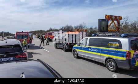 Heute Morgen kam es zu einem schweren Verkehrsunfall auf der Bundesautobahn 9. Ein Reisebus FlixBus, der mit über 50 Insassen besetzt auf dem Weg nach Zürich war, fuhr auf der Bundesautobahn 9 in Richtung München. Kurz vor dem Schkeuditzer Kreuz kam der Bus aus bislang unklarer Ursache nach rechts von der Fahrbahn ab und kippte in der angrenzenden Böschung zur Seite. Durch den Verkehrsunfall werden zahlreiche Insassen des Busses verletzt. Mehrere Personen erlagen ihren schwersten Verletzungen noch an der Unfallstelle. Etwa zwanzig Personen wurden verletzt und müssen zum Teil mit schweren Verl Stockfoto