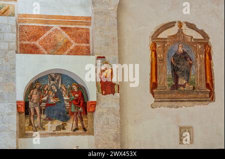 Die Ädikule aus dem 16. Jahrhundert mit dem Fresko der Madonna thront mit Kind in der Kirche San Silvestro. L'Aquila, Abruzzen, Italien, Europa Stockfoto