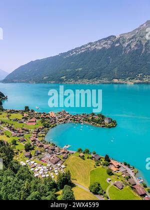 Inseltwakd, Schweiz - 18. Juni 2022: Blick über das Dorf Iseltwald am türkisfarbenen Brienzersee in der Schweiz. Stockfoto