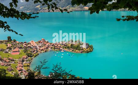 Inseltwakd, Schweiz - 18. Juni 2022: Blick über das Dorf Iseltwald am türkisfarbenen Brienzersee in der Schweiz. Stockfoto