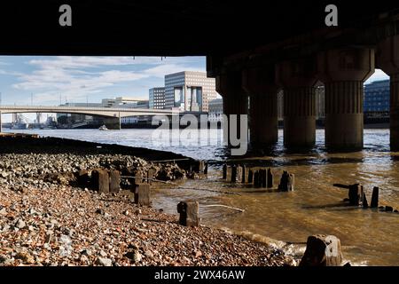 Oktober 2023. London, Großbritannien. Die Themse liegt im Zentrum von London bei Ebbe. Stockfoto