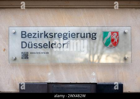 Die Bezirksregierung in Düsseldorf. 21.03.2024, Düsseldorf, DE - Schrift und Landeswappen auf einem Schild am Gebaeude., Düsseldorf Nordrhein Westfalen Deutschland, DEU Bezirksregierung *** die Bezirksregierung Düsseldorf 21 03 2024, Düsseldorf, GER Schriftzug und Staatswappen auf einem Schild am Gebäude, Düsseldorf Nordrhein-Westfalen Deutschland, DEU Bezirksregierung Stockfoto