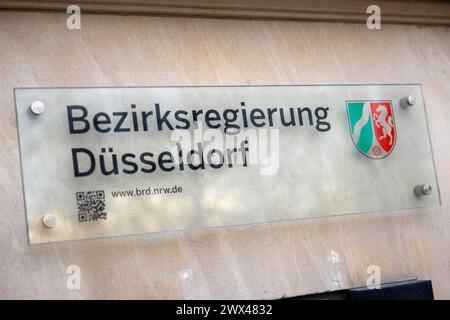 Die Bezirksregierung in Düsseldorf. 21.03.2024, Düsseldorf, DE - Schrift und Landeswappen auf einem Schild am Gebaeude., Düsseldorf Nordrhein Westfalen Deutschland, DEU Bezirksregierung *** die Bezirksregierung Düsseldorf 21 03 2024, Düsseldorf, GER Schriftzug und Staatswappen auf einem Schild am Gebäude, Düsseldorf Nordrhein-Westfalen Deutschland, DEU Bezirksregierung Stockfoto