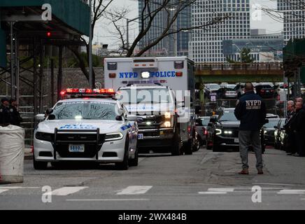 Brooklyn, New York, USA. März 2024. Ein NYPD-Fahrzeug führt den Krankenwagen mit der Leiche des NYPD-Offiziers Jonathan Diller vom Büro des Chief Medical Examiner auf die 1st Avenue, wo er durch würdevolle Versetzung zu einem Massapequa-Begräbnisheim gebracht wird. (Kreditbild: © Edna Leshowitz/ZUMA Press Wire) NUR REDAKTIONELLE VERWENDUNG! Nicht für kommerzielle ZWECKE! Stockfoto