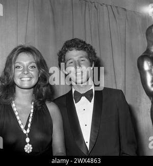 JENNIFER O'NEILL und TIMOTHY GEHEN bei den 44. Academy Awards im Dorothy Chandler Pavilion in Los Angeles am Montag, den 10. April 1972 Stockfoto