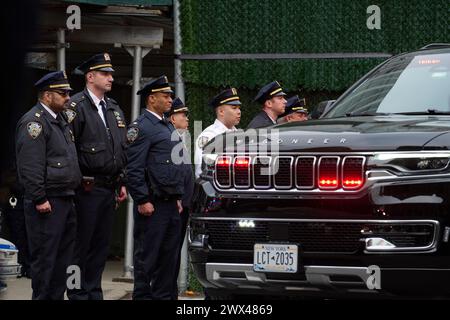 Brooklyn, New York, USA. März 2024. Mitglieder des NYPD stehen vor dem Büro des Chief Medical Examiner, während die Autokolonne dem Krankenwagen folgt, der die Leiche des NYPD-Offiziers Jonathan Diller trägt, indem sie in würdevoller Weise in ein Massapequa-Begräbnisheim gebracht wird. (Kreditbild: © Edna Leshowitz/ZUMA Press Wire) NUR REDAKTIONELLE VERWENDUNG! Nicht für kommerzielle ZWECKE! Stockfoto