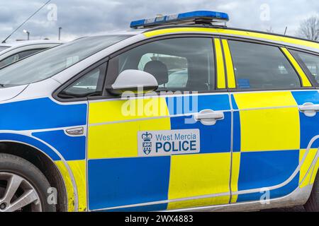 Niedriger Winkel, Seitenansicht Nahaufnahme des West Mercia Polizeiautos (Beifahrerseite, in der Nähe), abgelegen draußen ohne Personen geparkt. Fahrzeug zur Reaktion auf Vorfälle. Stockfoto