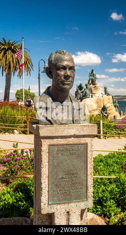 Bronzebüste von John Steinbeck in Steinbeck Plaza, Cannery Row, Monterey, Kalifornien, USA, Bildhauerei von C. W. Brown. Stockfoto