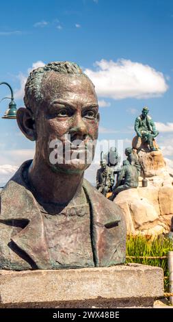 Bronzebüste von John Steinbeck in Steinbeck Plaza, Cannery Row, Monterey, Kalifornien, USA, Bildhauerei von C. W. Brown. Stockfoto