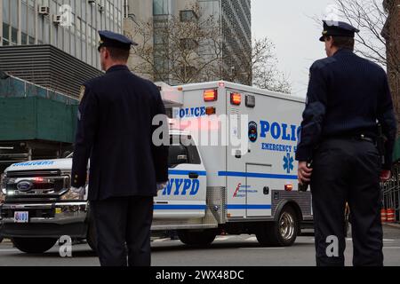 Brooklyn, New York, USA. März 2024. Mitglieder der NYPD Linie 1st Avenue vor dem Büro des Chief Medical Examiner's, während der Krankenwagen die Leiche des NYPD-Offiziers Jonathan Diller trägt, indem er in würdevoller Weise in ein Massapequa-Begräbnisheim gebracht wird. (Kreditbild: © Edna Leshowitz/ZUMA Press Wire) NUR REDAKTIONELLE VERWENDUNG! Nicht für kommerzielle ZWECKE! Stockfoto