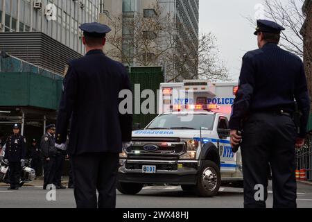 Brooklyn, New York, USA. März 2024. Mitglieder der NYPD Linie 1st Avenue vor dem Büro des Chief Medical Examiner's, während der Krankenwagen die Leiche des NYPD-Offiziers Jonathan Diller trägt, indem er in würdevoller Weise in ein Massapequa-Begräbnisheim gebracht wird. (Kreditbild: © Edna Leshowitz/ZUMA Press Wire) NUR REDAKTIONELLE VERWENDUNG! Nicht für kommerzielle ZWECKE! Stockfoto