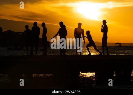 Salvador, Bahia, Brasilien - 9. März 2019: Dutzende junge Menschen in Silhouette werden während des Sonnenuntergangs auf der Crush Bridge in der Stadt gesehen Stockfoto