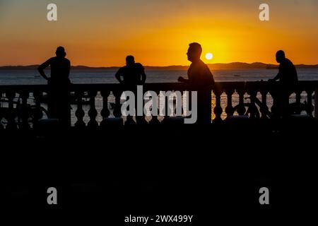 Salvador, Bahia, Brasilien - 31. Mai 2019: Silhouette unbekannter Menschen, die den Sonnenuntergang in Praia da Barra in Salvador, Bahia, genießen. Stockfoto